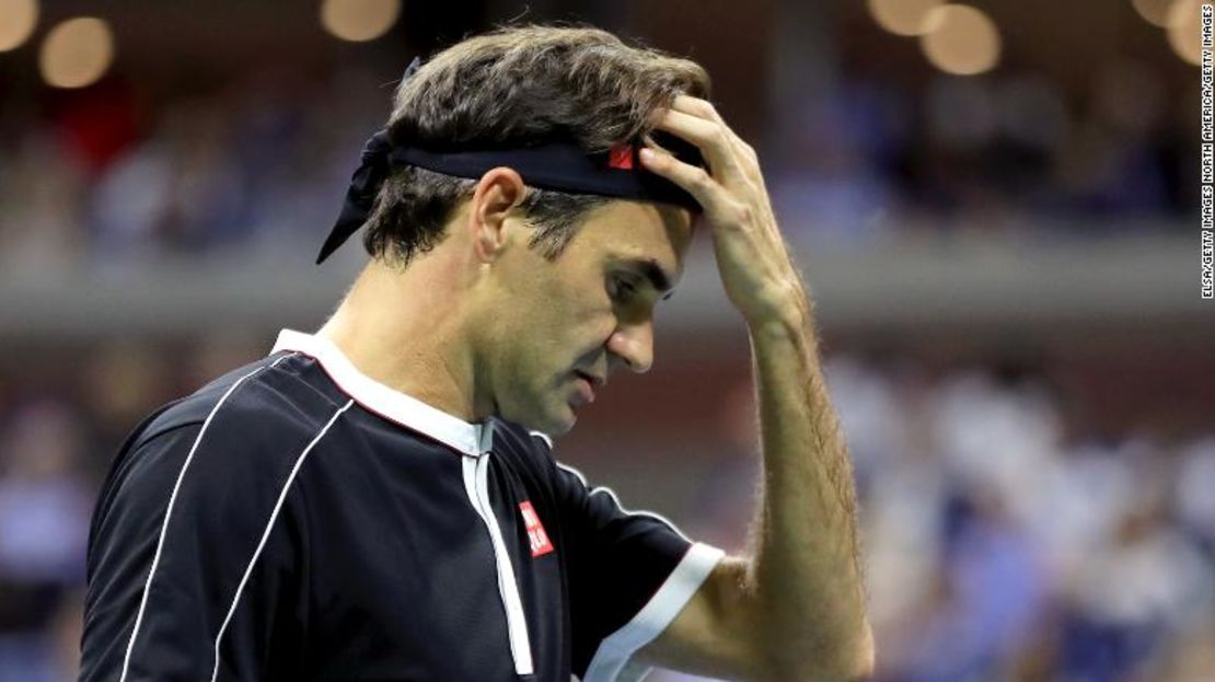 Roger Federer siguió a Novak Djokovic al ser eliminado del Abierto de Estados Unidos.