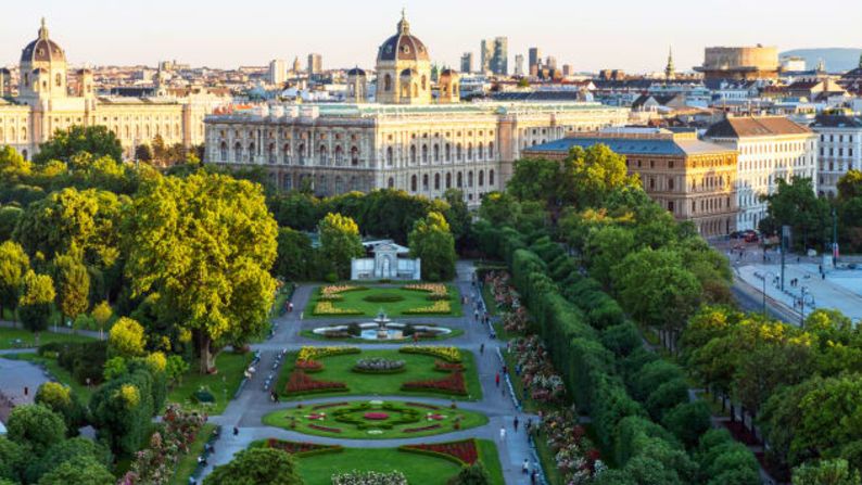 1. Viena, Austria: Por segunda vez consecutiva, la capital austriaca ha sido nombrada la ciudad más habitable del mundo por The Economist Intelligence Unit. Una residente dijo que mudarse aquí le enseñó "cómo vivir".