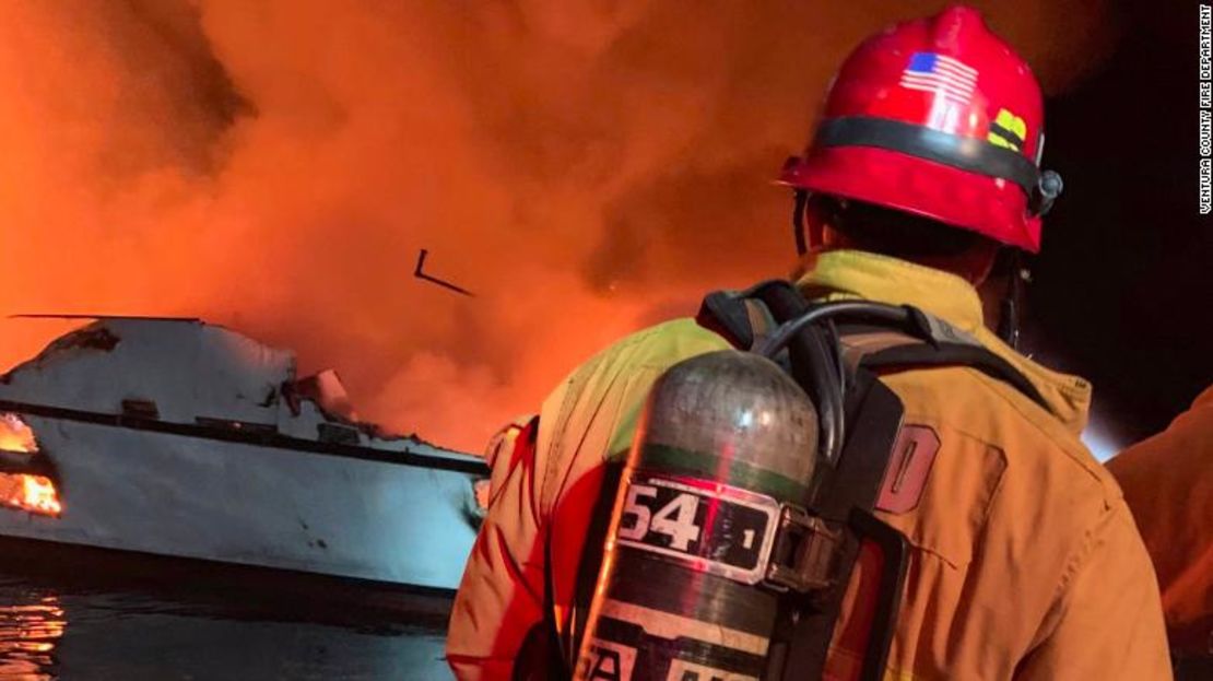 Un bombero intenta extinguir el fuego en el Conception.