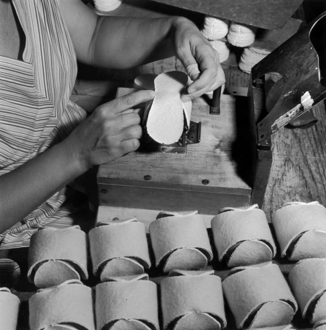 La cubierta de lana se aplica a las mitades cementadas de una pelota de tenis. Crédito: Orlando / Hulton Archive / Getty Images