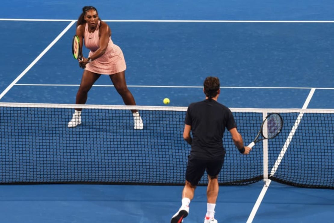 Serena Williams y Roger Federer durante su partido de dobles mixtos en el cuarto día del torneo de tenis de la Copa Hopman en Perth el 1 de enero de 2019. Crédito: GREG WOOD / AFP / AFP / Getty Images