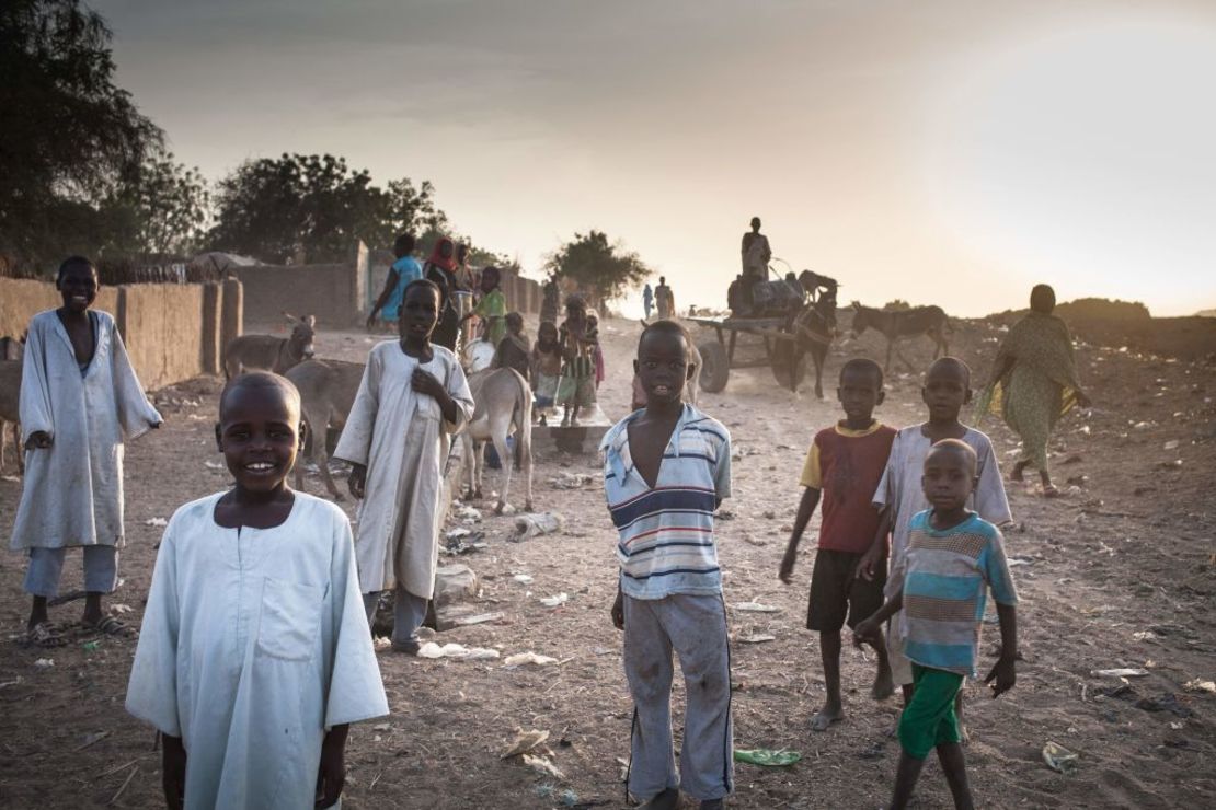 Niños refugiados sudaneses posan para fotografías, en el campamento de Treguine, en Hadjer Hadid, en la región de Ouaddaï, en el este de Chad.