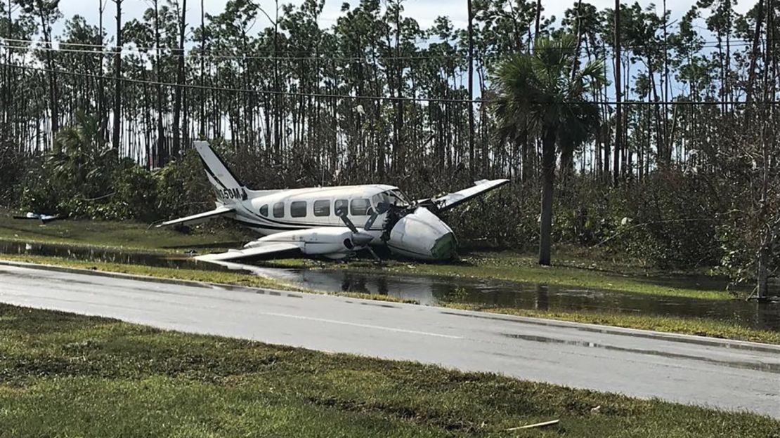 Escombros y restos de aviones quedaron en el aeropuerto de Gran Bahama tras el paso de Dorian.