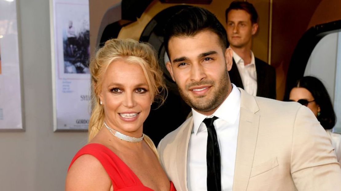 Britney Spears y su novio, Sam Asghari, en una imagen de julio de 2019 en Hollywood, California.