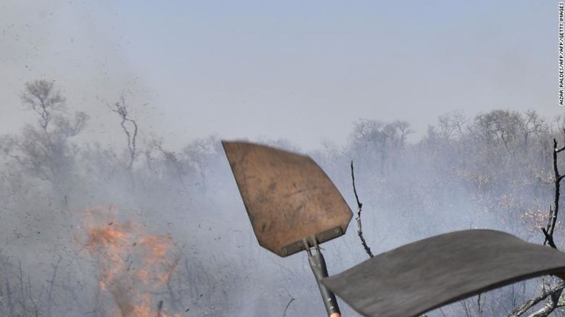 Bomberos tratan de controlar un incendio cerca de Charagua, Bolivia, el 29 de agosto.