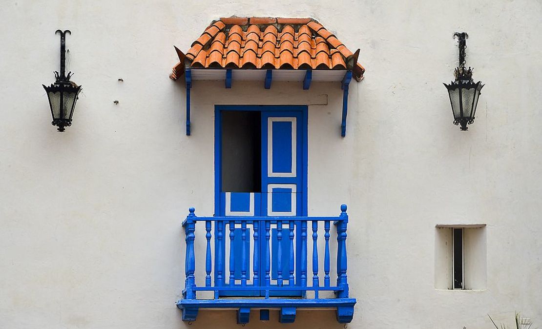 Vista de un balcón en una casa de Cartagena, Colombia. La ciudad fue fundada en 1533 y fue nombrada por la ciudad española que lleva ese nombre.