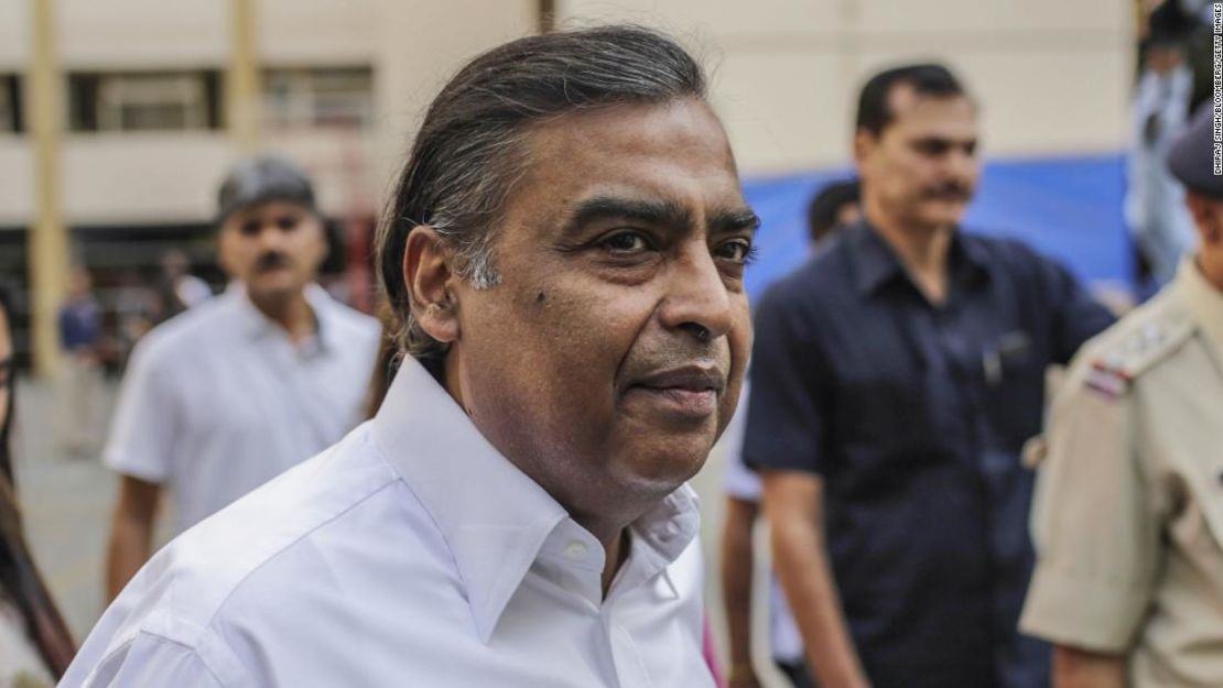 Mukesh Ambani, presidente y director de Reliance Industries Ltd., llega a un colegio electoral durante la cuarta fase de votación para las elecciones nacionales en Mumbai, India, el lunes 29 de abril de 2019 (Dhiraj Singh / Bloomberg).