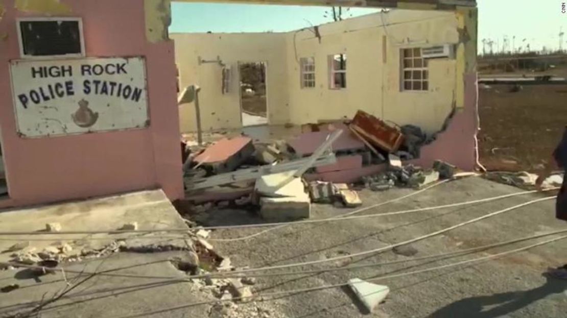 La estación de Policía quedó sin techo y las paredes de concreto quedaron reducidas a escombros.