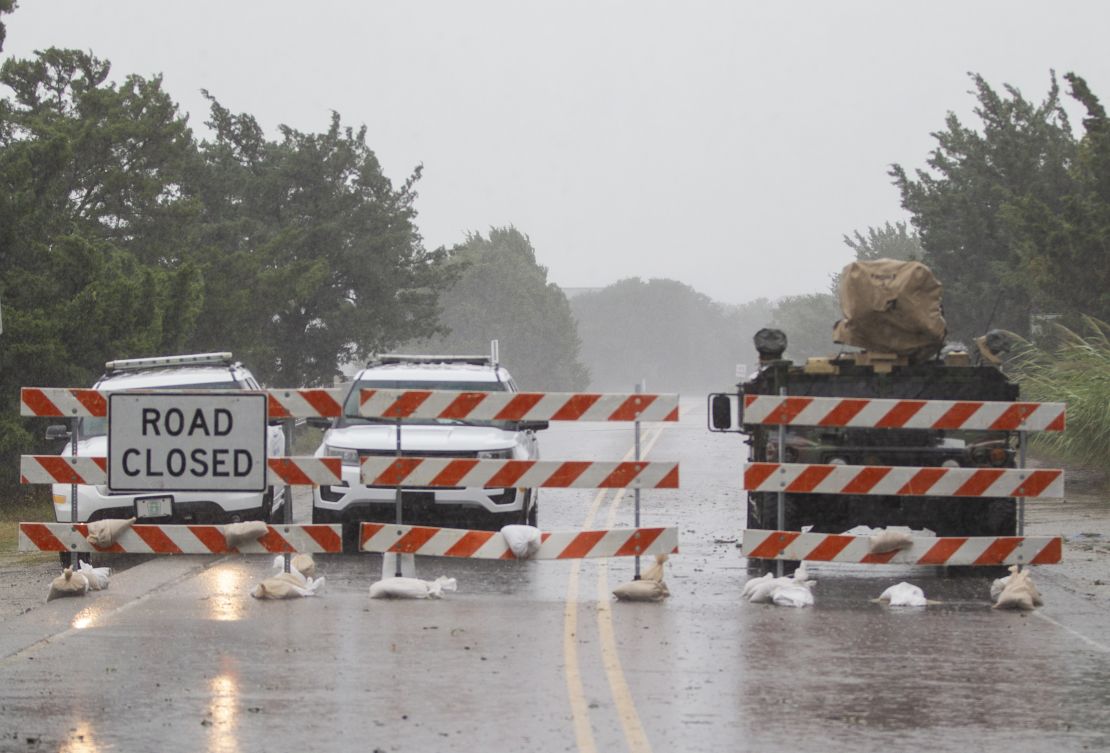 CNNE 699870 - hurricane florence slams into coast of carolinas