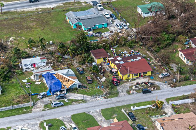 Las imágenes muestran la devastación dejada especialmente en Gran Bahama, en donde muchas casas y hasta barrios enteros quedaron en escombros.