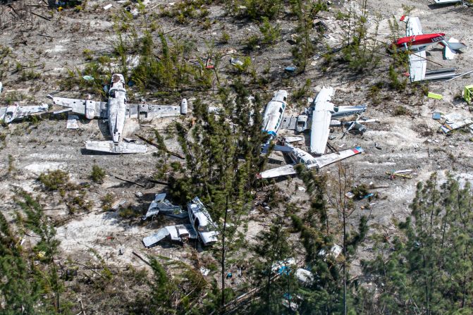 A principios de semana, la pista había quedado llena de escombros, con los restos de un pequeño avión de pasajeros tirado dentro de la terminal doméstica.