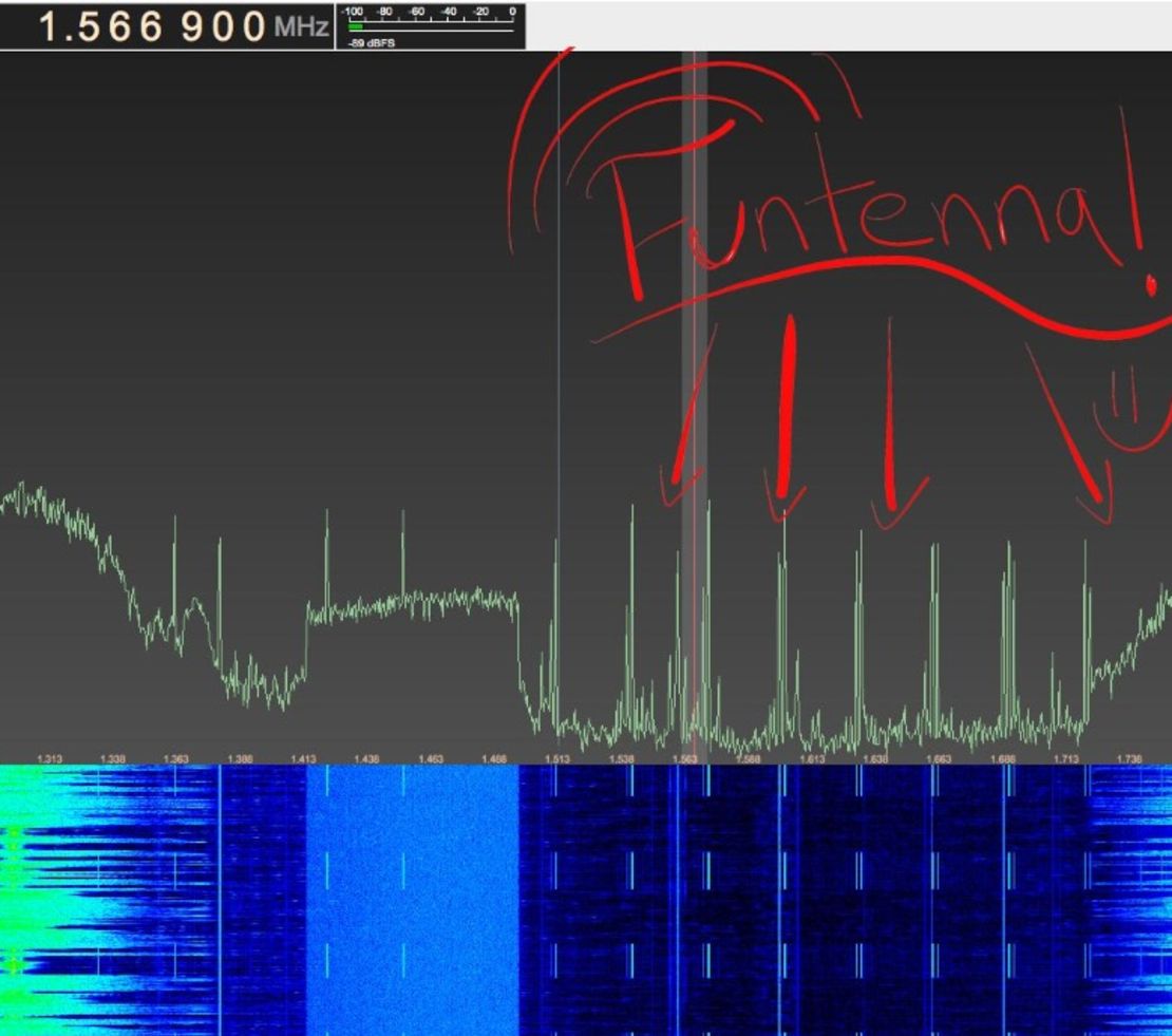 Esto es lo que un hacker ve cuando roba información mediante el uso de una "funtenna". Los guiones en la parte inferior representan la información que está entrando, 1s y 0s.