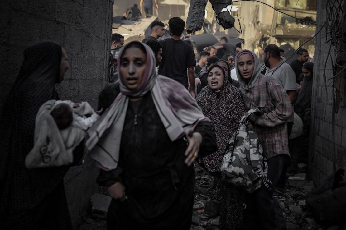 Destrucción y caos en el campo de refugiados de Al-Maghazi, Gaza, 6 de noviembre de 2023.