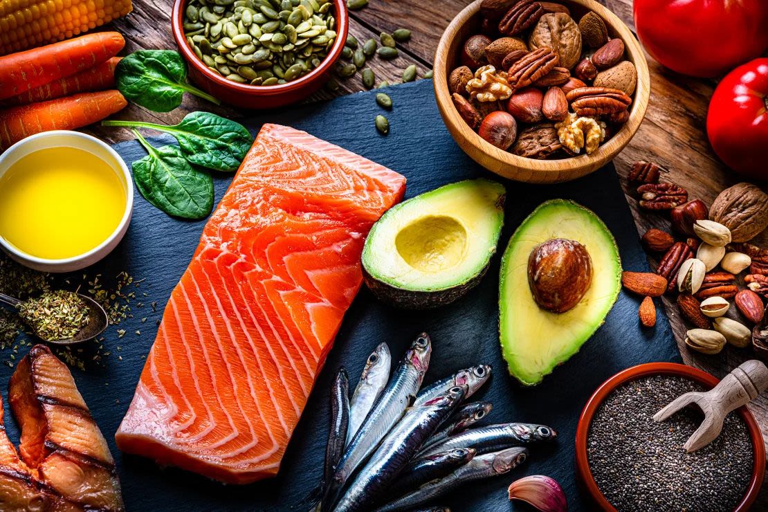 Los alimentos ricos en ácidos grasos omega-3 incluyen el salmón, las sardinas y varios frutos secos, incluidas las nueces. fcafotodigital/E+/Getty Images