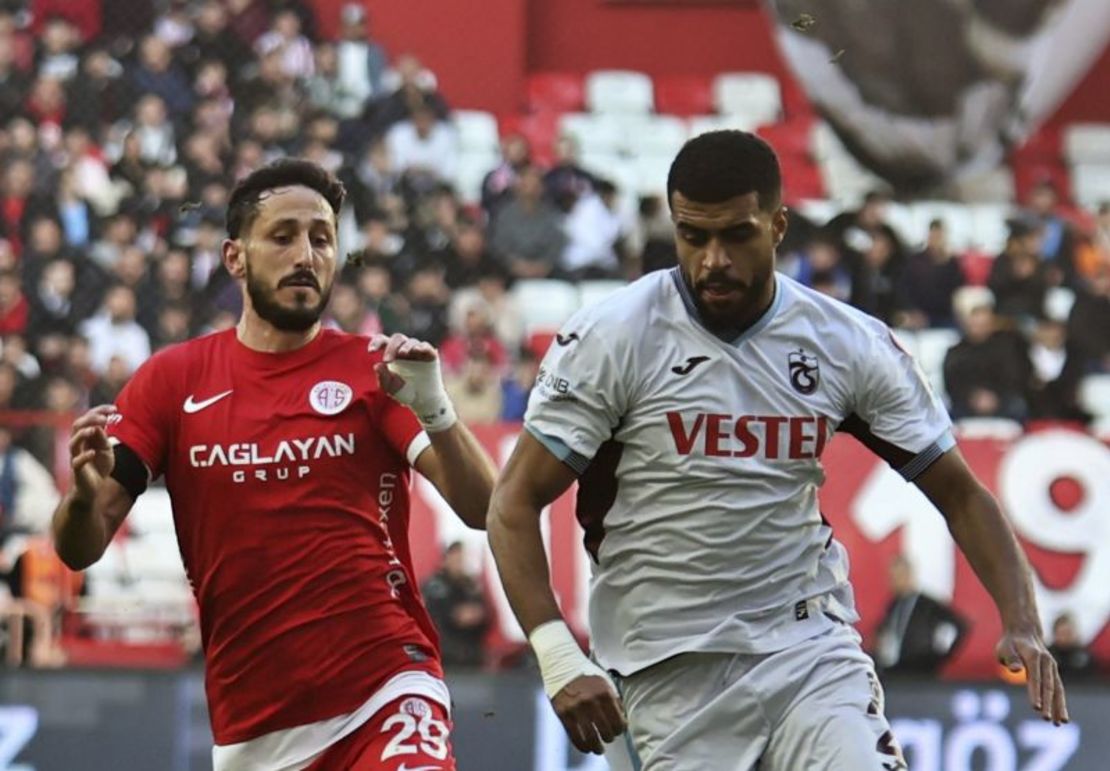 Jehezkel (izquierda) compite con Rayyan Baniya del Trabzonspor por el balón durante el partido del domingo entre Antalyaspor y Trabzonspor. Cafér Eser/IHA/AP