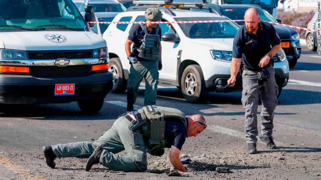 Policía israelí inspecciona un hueco en la autopista en Ashdod el 12 de noviembre.