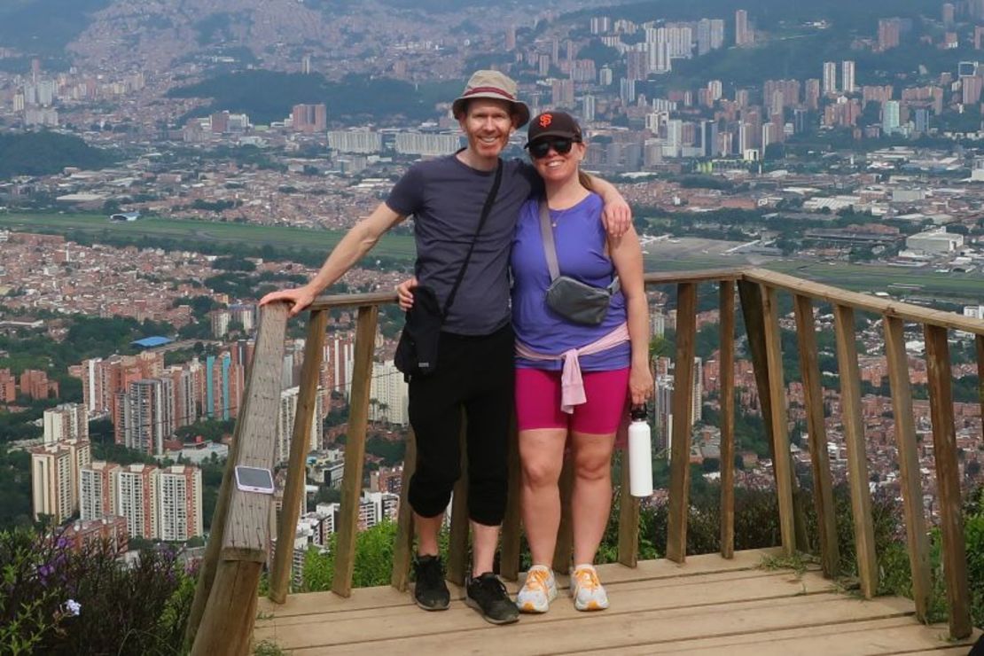 Bennett, en la foto con su hermana Jen, dice que se siente mucho más saludable desde que se mudó a Colombia.