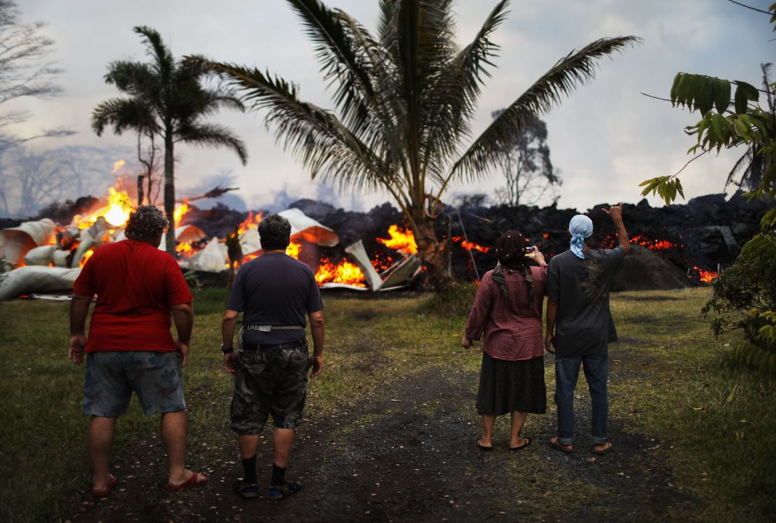 Cuatro personas están cerca de la lava emanada desde el volcán Kilauea, en Hawai, Estados Unidos. Acercarte a la lava es una de las cosas que no debes hacer.