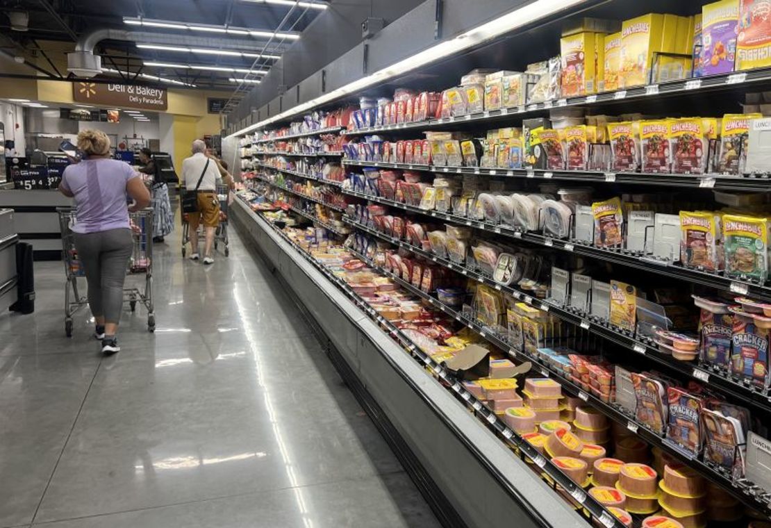 Los clientes compran en el pasillo de carnes frías de un supermercado el 17 de octubre en Miami, Florida.