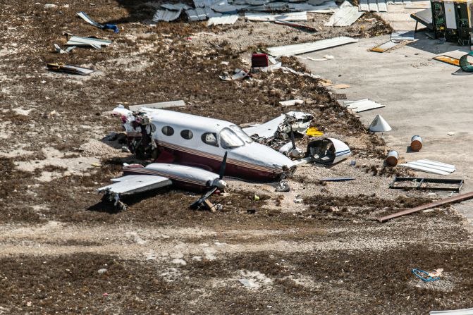 Los escombros cubren la pista y el interior de la terminal doméstica, dejando cables colgando del techo. Pequeños aviones quedaron rotos y retorcidos, casi irreconocibles, después de ser arrojados por los vientos y las inundaciones del huracán Dorian.