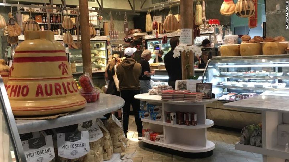 Interior de la tienda Di Palo's, especializada en alimentos italianos.