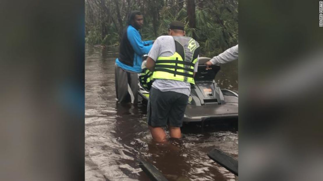 Una docena de esquiadores trabajaron juntos para rescatar a 100 personas en las Bahamas.