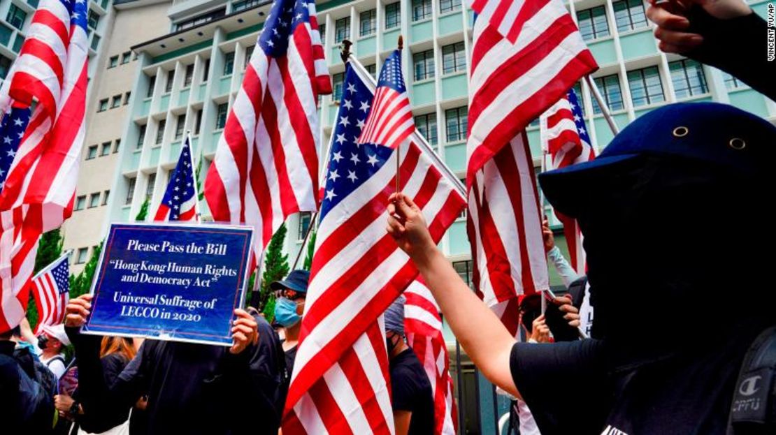 Los manifestantes ondean banderas de Estados Unidos durante una protesta en Hong Kong.