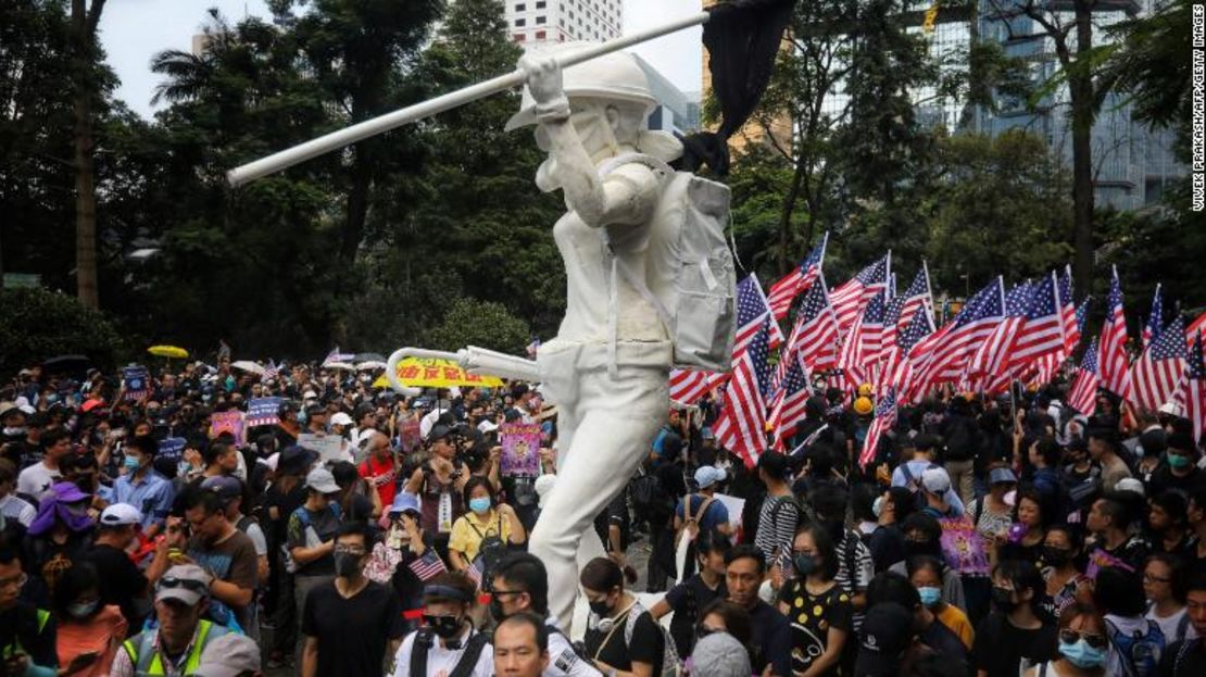 Manifestantes ondean banderas de EE.UU. mientras marchan desde Chater Garden al Consulado de EE.UU. En Hong Kong el 8 de septiembre.