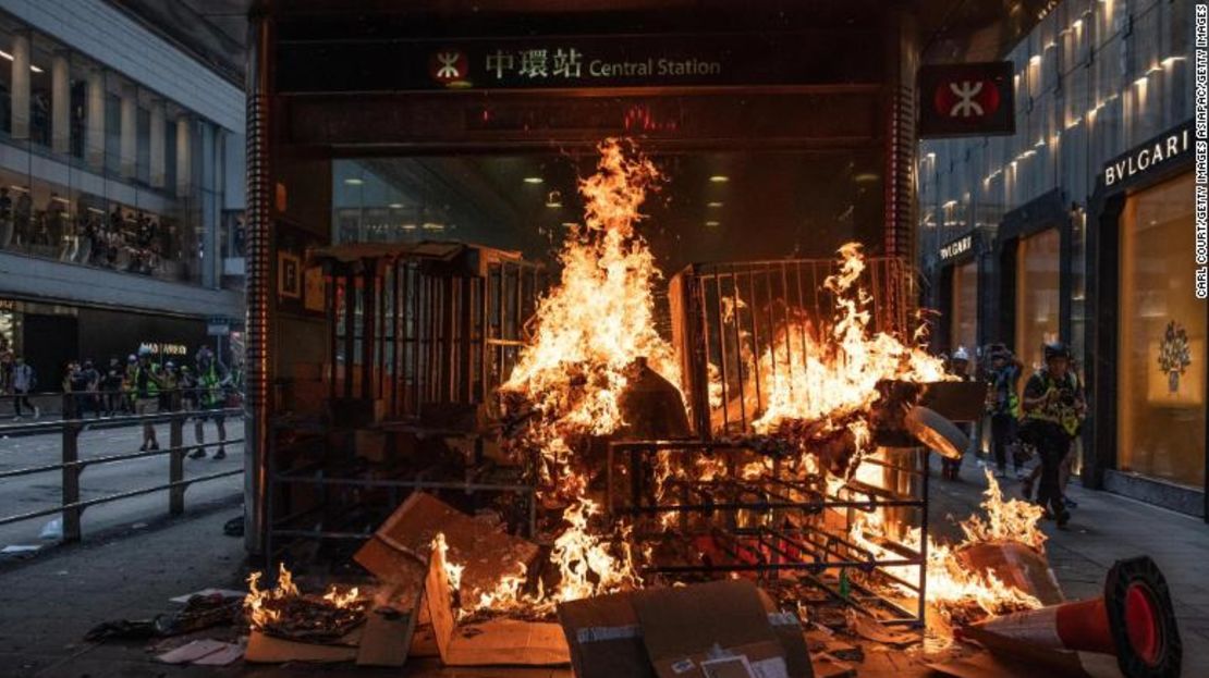 Una barricada arde en la entrada de una estación de trenes el 8 de septiembre en Hong Kong, China.