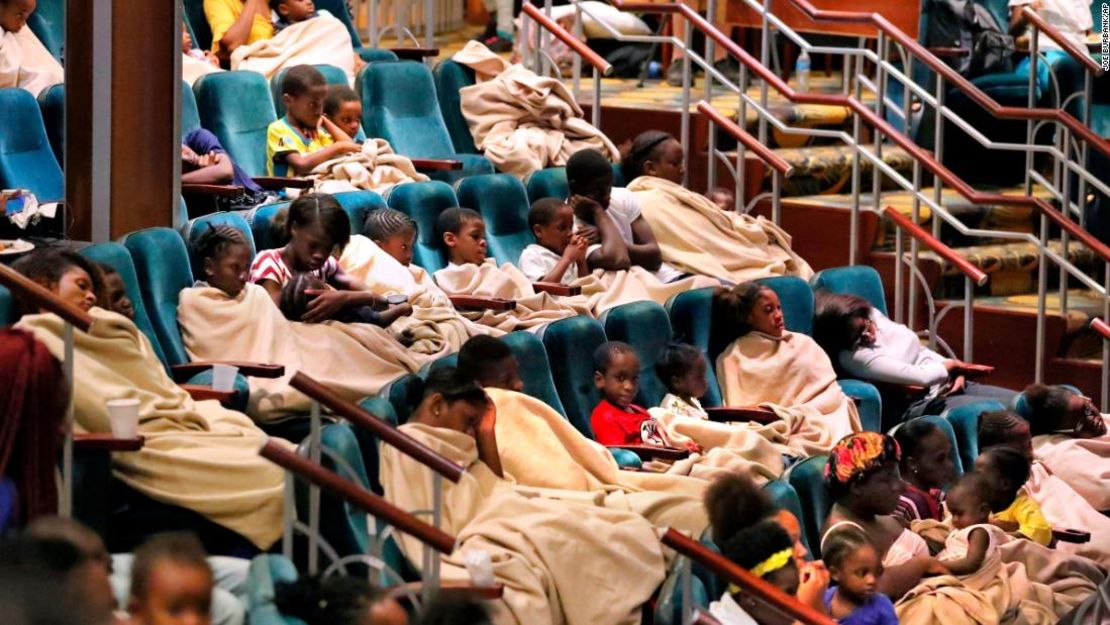 Los evacuados de Freeport, Bahamas, descansan a bordo del crucero Mariner of the Seas de Royal Caribbean, el sábado 7 de septiembre de 2019. El barco entregó miles de cajas de agua embotellada y de comida a Freeport la madrugada del sábado.