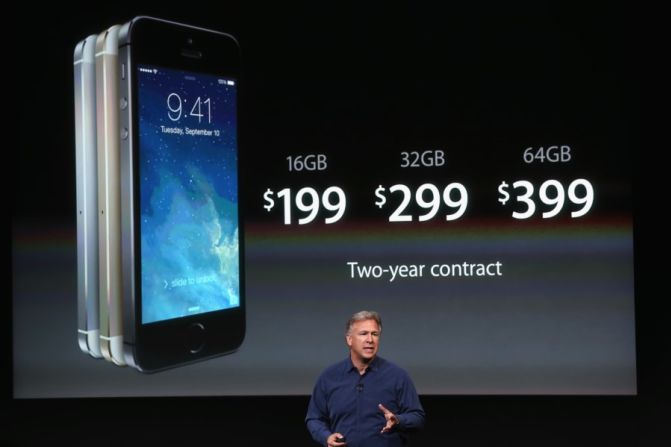 iPhone 5S -- 2013 – Schiller anunció este dispositivo en Cupertino. Tenía un sensor de huellas dactilares, cámara actualizada y un procesador A7.