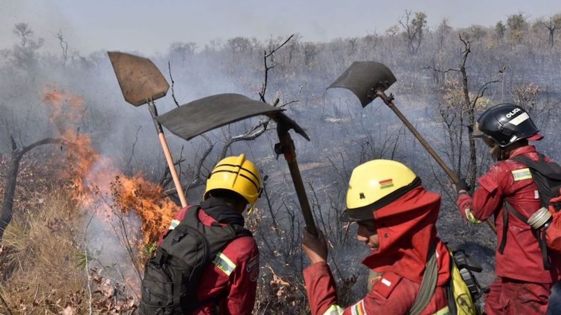 Bomberos combaten el fuego en un incendio cerca de Charagua, Bolivia, el 29 de agosto.