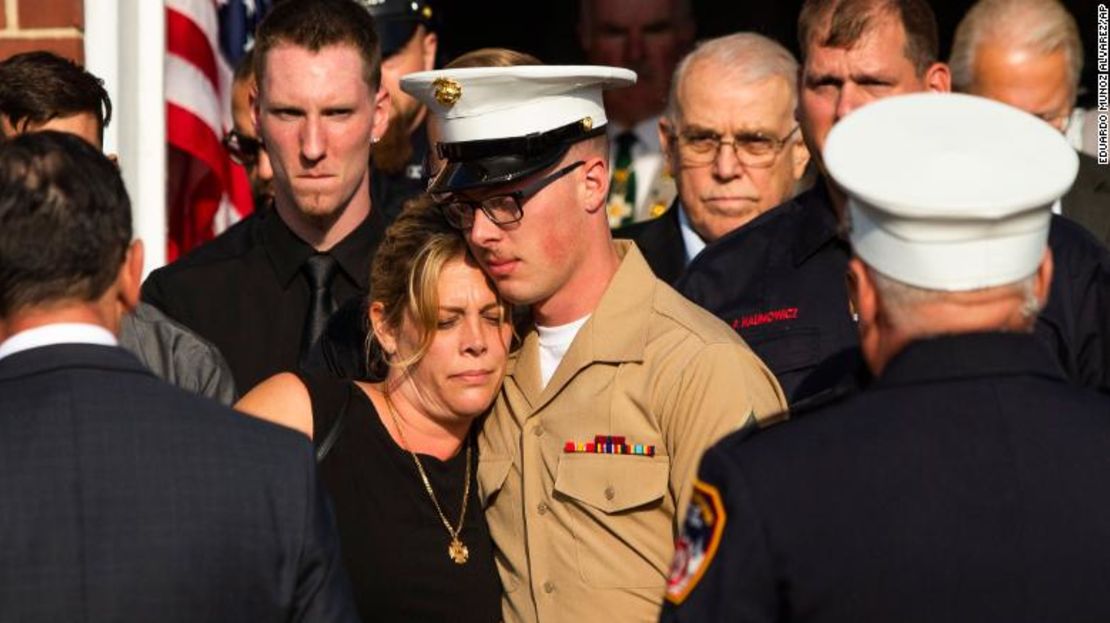 Michael Haub consuela a su madre, Erika Starke, durante un servicio funerario para su padre, Michael Haub.