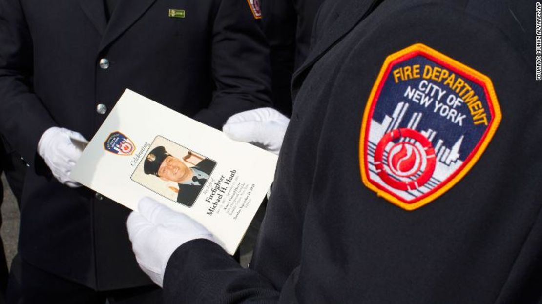 Miembros del Departamento de Bomberos de Nueva York asisten al funeral de Michael Haub.