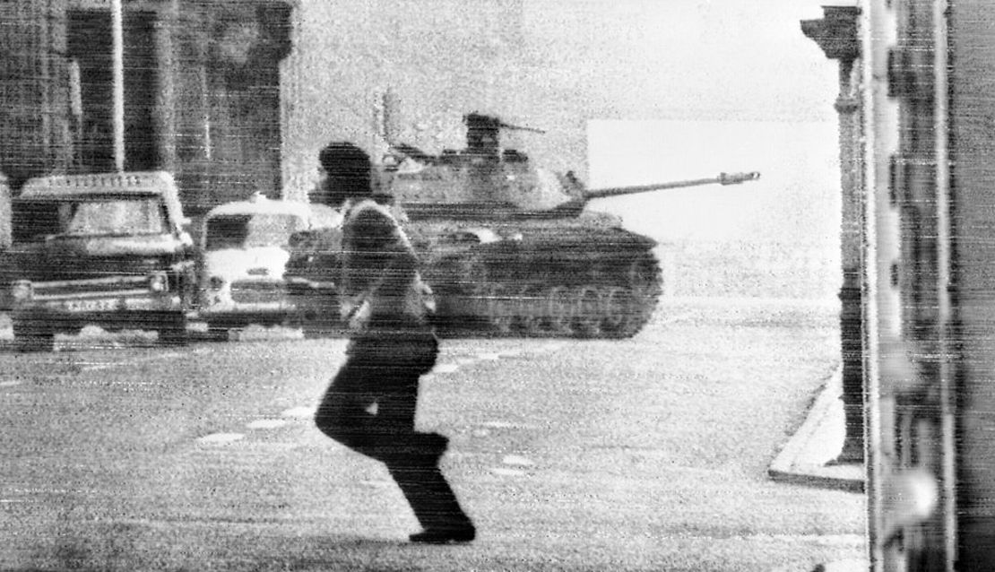 Un chileno cruza una calle en Santiago, detrás de un tanque militar que estaba en camino al Palacio Presidencial en la capital chilena, el 30 de junio de 1973. Esa revuelta contra el presidente Salvador Allende no tuvo éxito, pero en septiembre de 1973 Augusto Pinochet tomó el La Moneda y Allende murió en el palacio, iniciando la era del Gobierno de la junta militar.