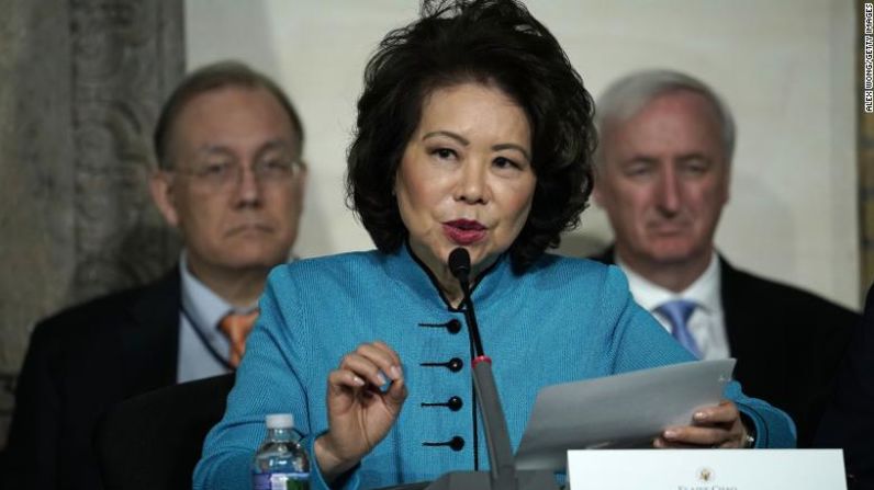 Elaine Chao, secretaria de Transporte.