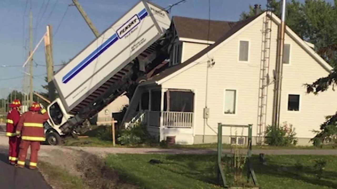 CNNE 702311 - mira como un camion "aterrizo" en el techo de una casa