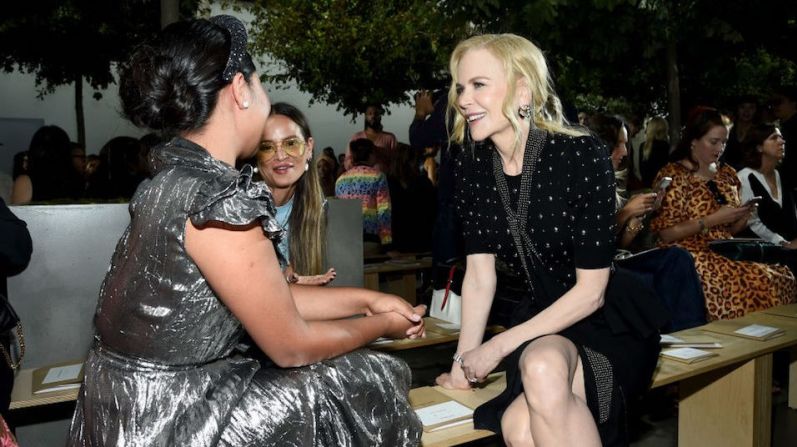 En la imagen, la actriz mexicana conversa con la estrella de Hollywood Nicole Kidman.