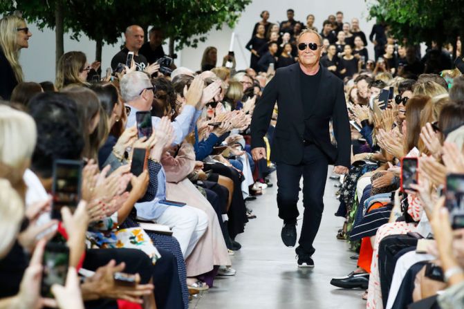 El diseñador Michael Kors recorre la pasarela durante la presentación de su colección de primavera.