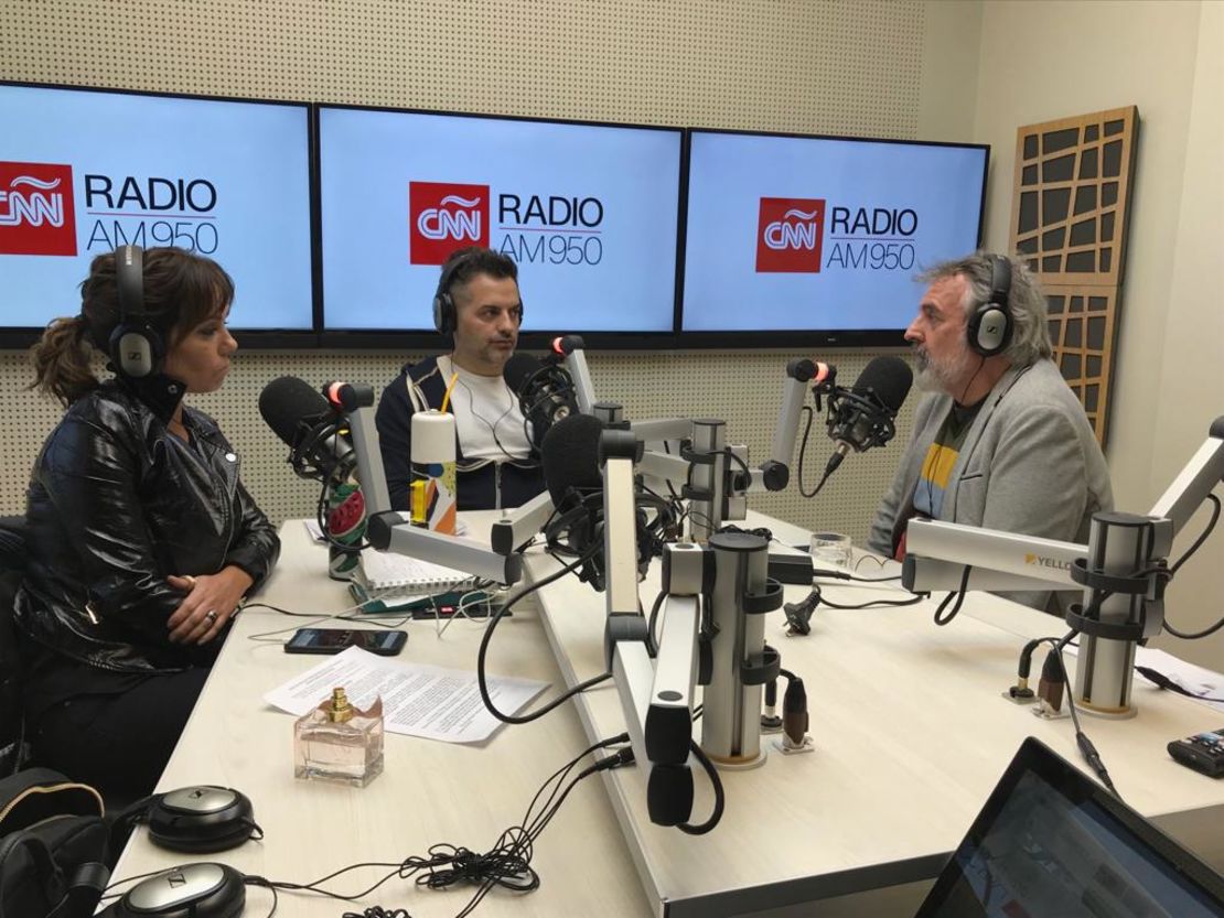 Pía Shaw, Ángel de Brito y Benito Fernández en los estudios de CNN Radio.