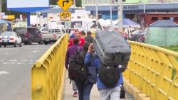 CNNE 702834 - ecuador permite a venezolanos con visados cruzar su frontera