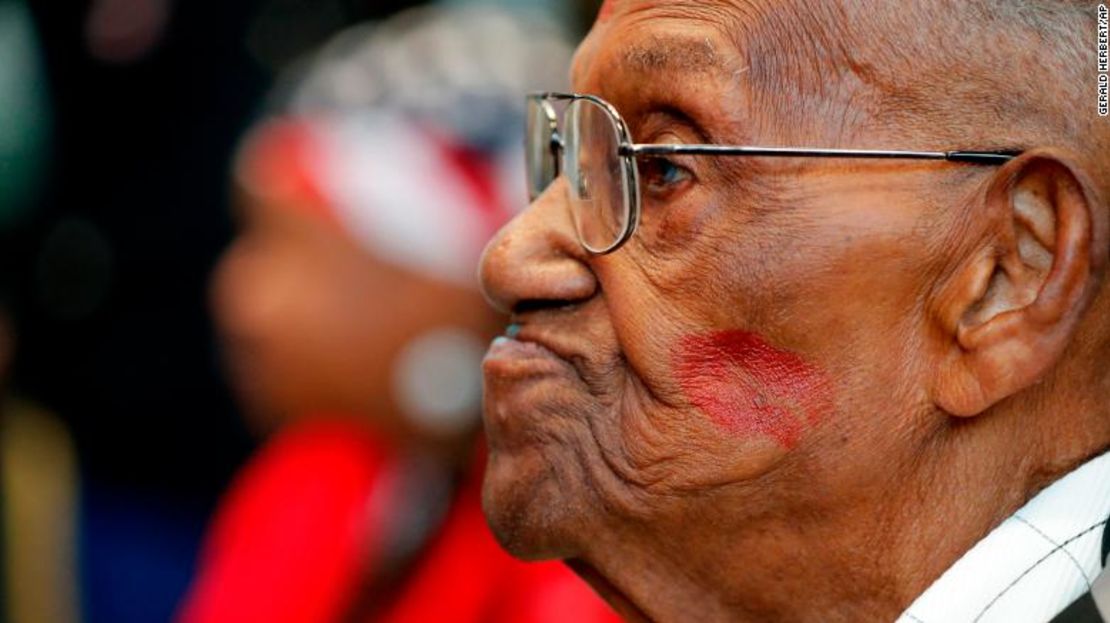 Lawrence Brooks luce un beso de lápiz labial en su mejilla mientras celebra su cumpleaños número 110 en el Museo Nacional de la II Guerra Mundial.