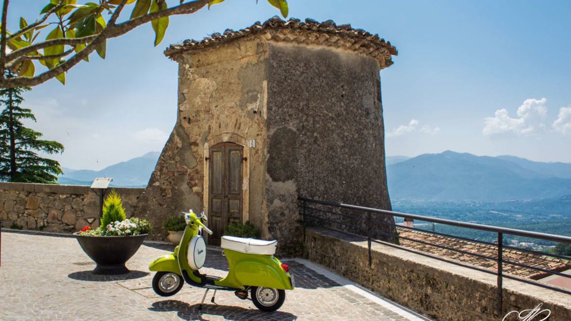 Nominada para el concurso de la ciudad más bella de Italia en 2019, Fornelli tiene un centro medieval que alguna vez estuvo protegido por un puente levadizo y ahora es una red de callejones estrechos y entradas arqueadas.