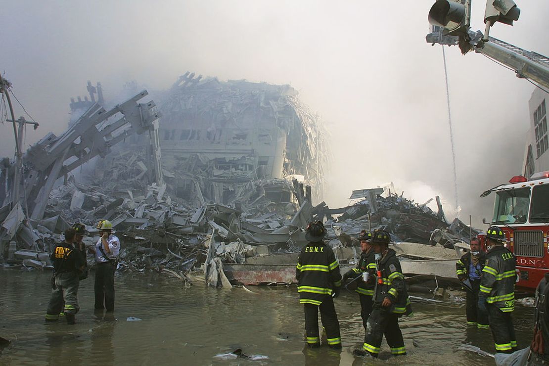 Bomberos de la ciudad de Nueva York trabajan en el World Trade Center después de que dos aviones secuestrados se estrellaran contra las Torres Gemelas el 11 de septiembre de 2001. Crédito: Ron Agam / Getty Images