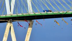 CNNE 703273 - arrestan a activistas de greenpeace que protestaban colgados de un puente