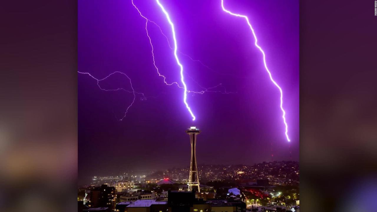 CNNE 703357 - un rayo ilumina la iconica torre space needle de seattle