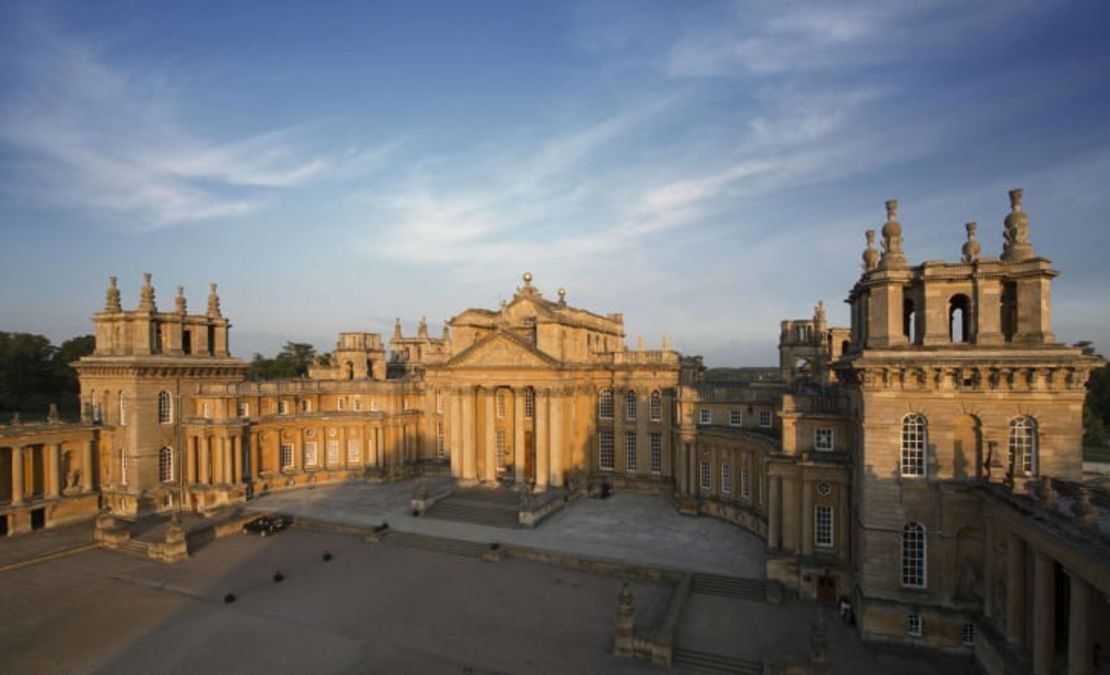 El baño formaba parte de una exposición del artista Maurizio Cattelan, realizada en el Palacio de Blenheim, Oxfordshire, donde nación Winston Churchill.