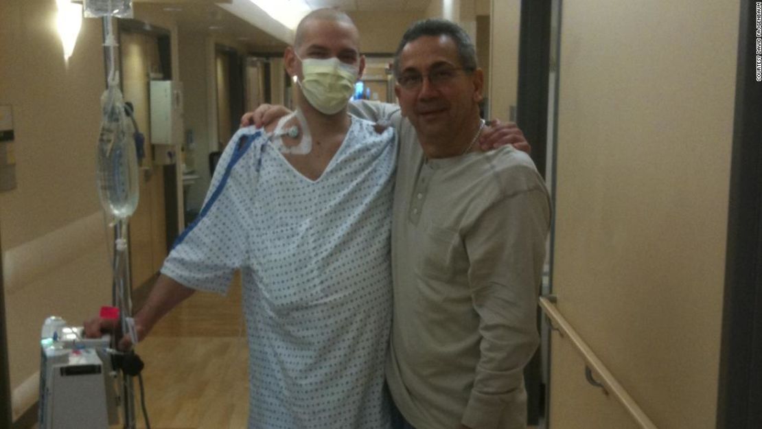 David Fajgenbaum posa con su padre durante una de sus hospitalizaciones.