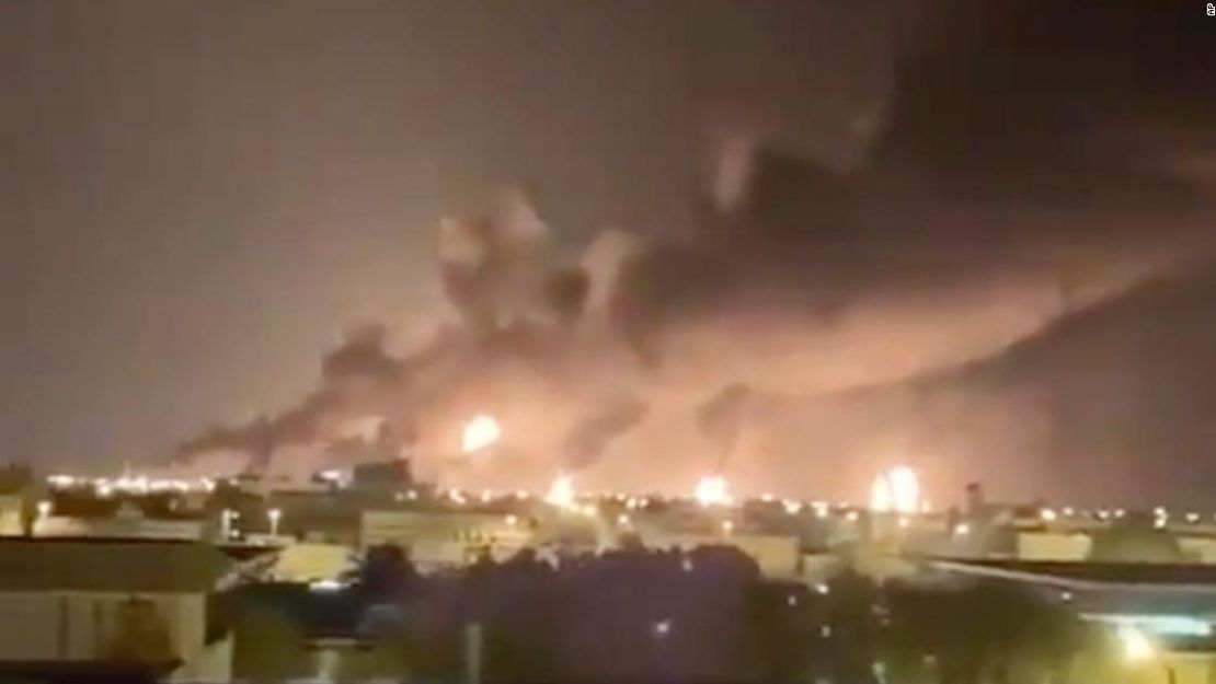 Imagen de los incendios en las bases petroleras de Arabia Saudita atacadas.