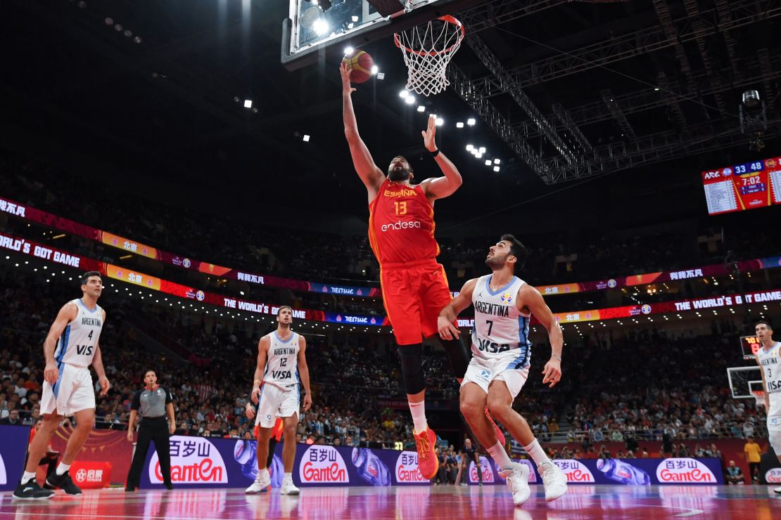 El español Marc Gasol va a la canasta junto al Facundo Campazzo de Argentina, durante la final de la Copa Mundial de Baloncesto entre Argentina y España.